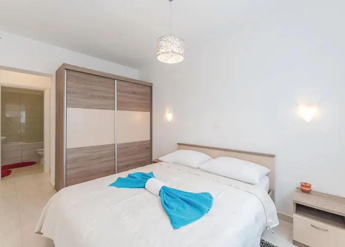 Two-bedroom In Veli Rat